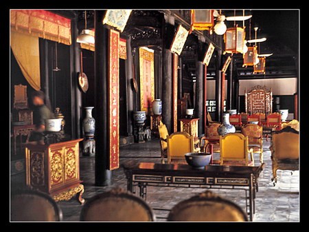 Chú thích của Steve Brown trên Flickr cá nhân của mình về bức ảnh: Nội thất phía trong Cung Diên Thọ, là cung điện của Hoàng thái hậu triều Nguyễn. Đây là một trong những cung điện lịch sử đẹp nằm trong Hoàng thành Huế.